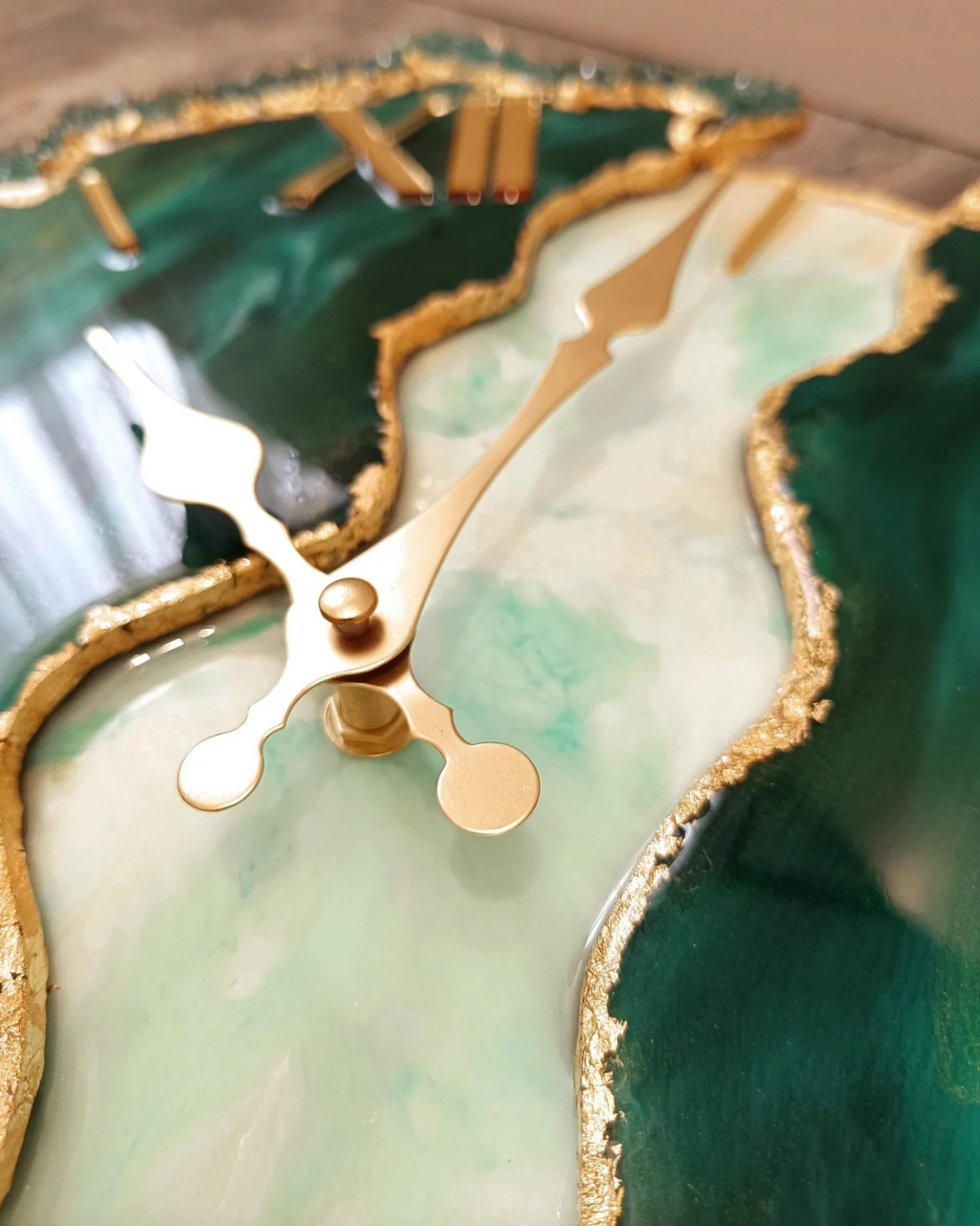 Ceas de perete handmade rasina epoxidica – Butterfly Simetric Smarald Auriu, unicat 55 cm [6]