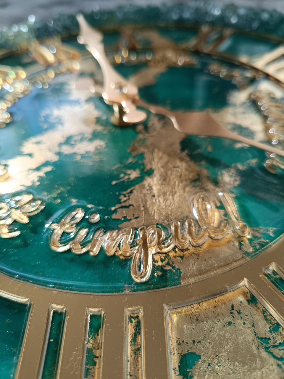 Ceas de perete handmade rasina epoxidica – Geode Marmorat Auriu Smarald, unicat 40–90 cm [3]