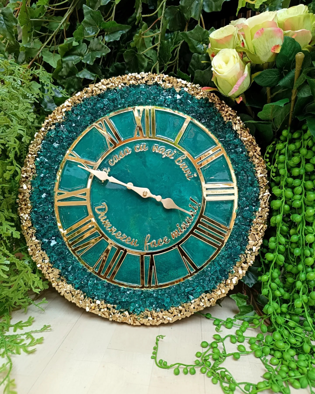 Ceas de perete handmade din rășină – Geode Monocrom Verde Smarald Auriu, unicat 40–90 cm [1]
