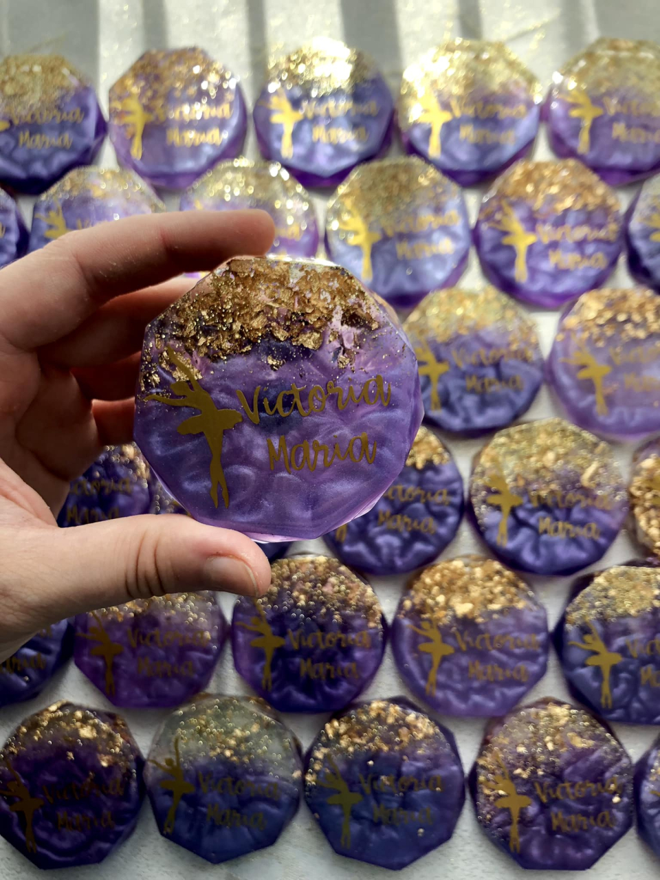 marturii-candy-din-rasina-cadou-personalizat-nunta-botez-7cm [1]