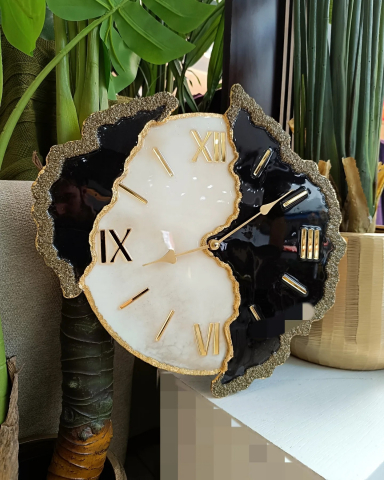 Butterfly Asimetric - Ceas de perete handmade rasina epoxidica – Butterfly Asimetric Negru Auriu, unicat 45 cm