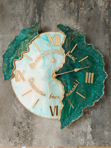 Ceas de perete handmade din rășină epoxidică – Butterfly Asimetric Verde Smarald, unicat (45 cm)