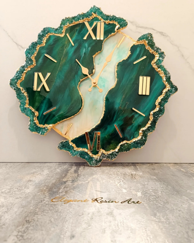 Ceas de perete handmade din rășină epoxidică – Butterfly Simetric Smarald Auriu, unicat (55 cm)