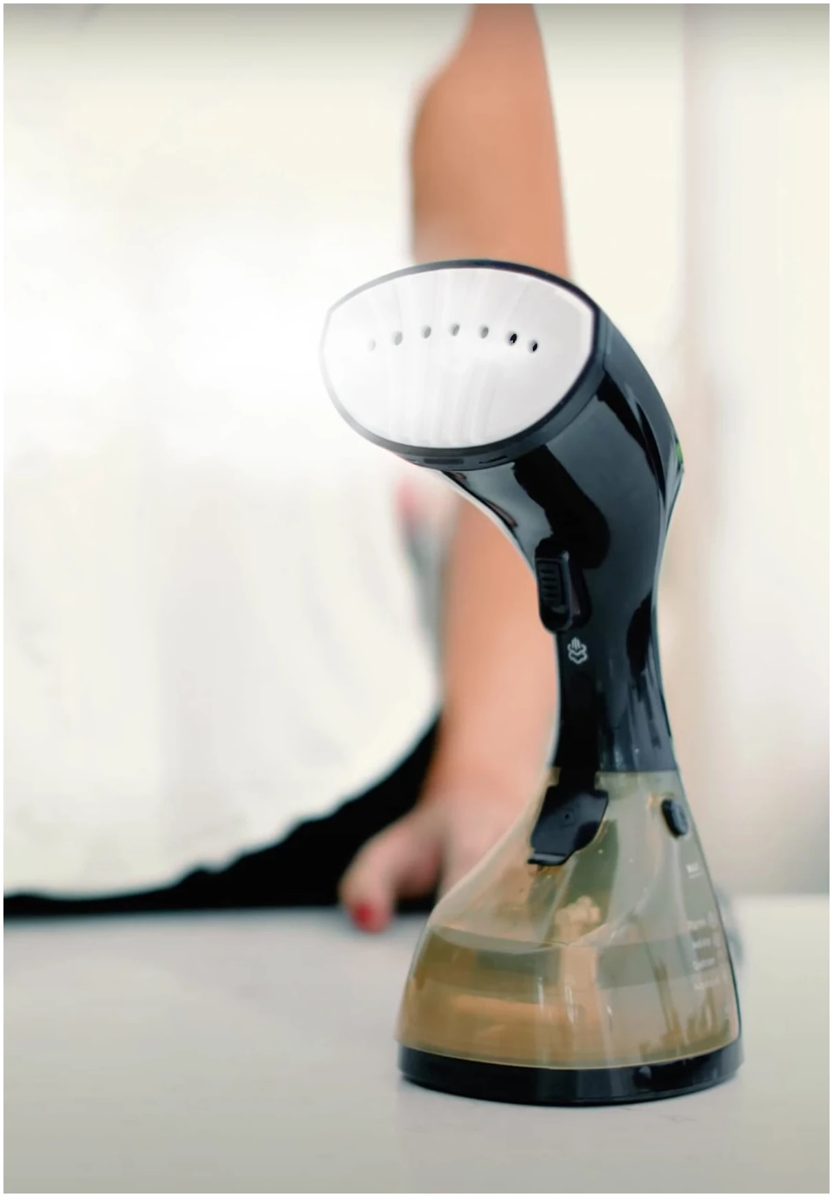 Aparat de calcat vertical Kumtel HMGS-02, portabil, Putere 1500 W, Debit de abur 20 g/min, Pornire rapida in 20s, Rezervor detasabil,Negru [1]