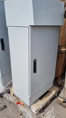 Rack-uri, Cabinete Metalice si Accesorii - A_3980 SHELTER DE EXTERIOR KNURR AER CONDITIONAT BATERII POWERSAFE ENERSYS 12V 30F