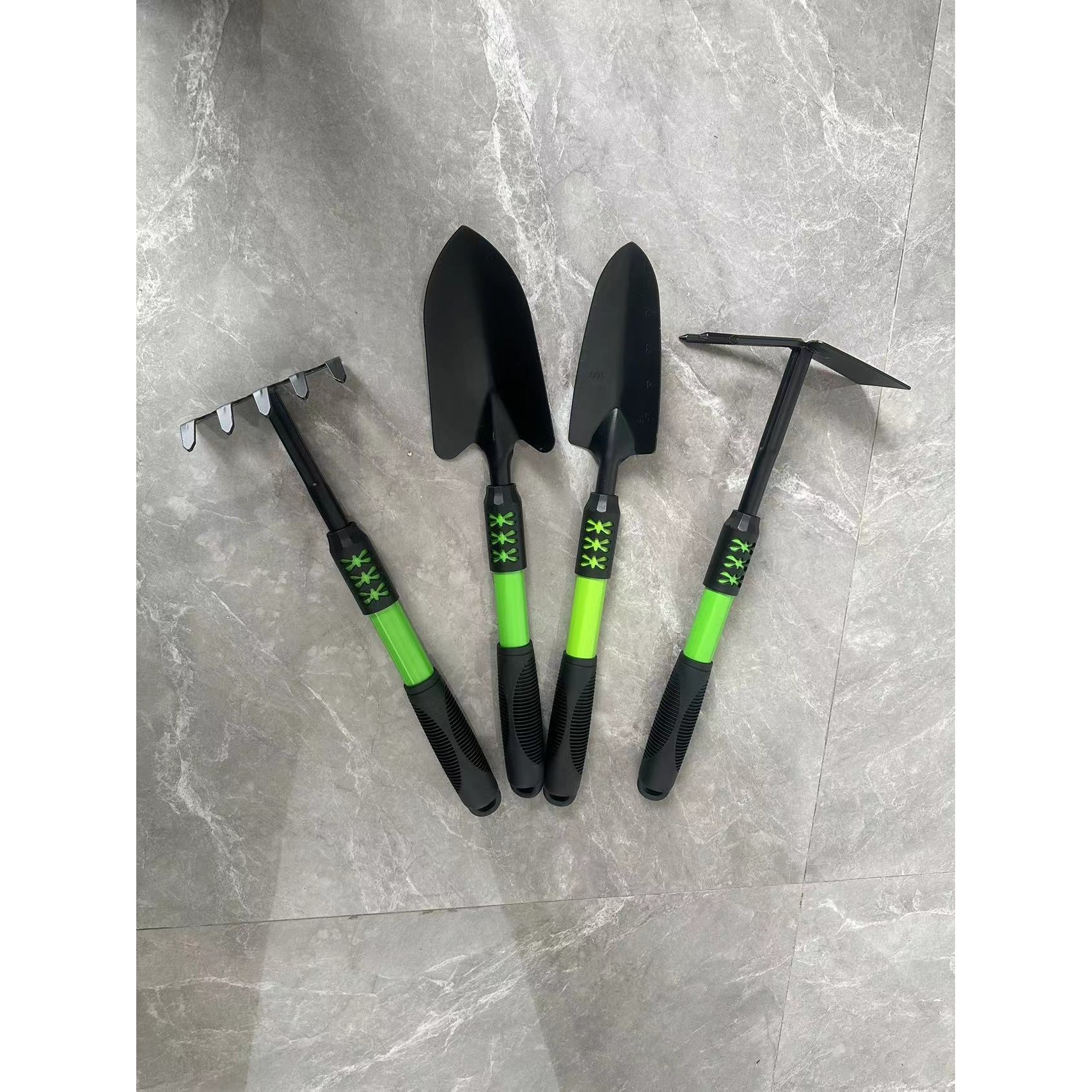 Set 4 Unelte de Gradina pentru Plantare, Prelucrare Sol si Ingrijire Plante, Material PVC Carbon, Grebla, Sapaliga cu Cap Dublu, Lopata Mica, Lopata Lata, 43 x 11 cm, Negru/Verde [1]