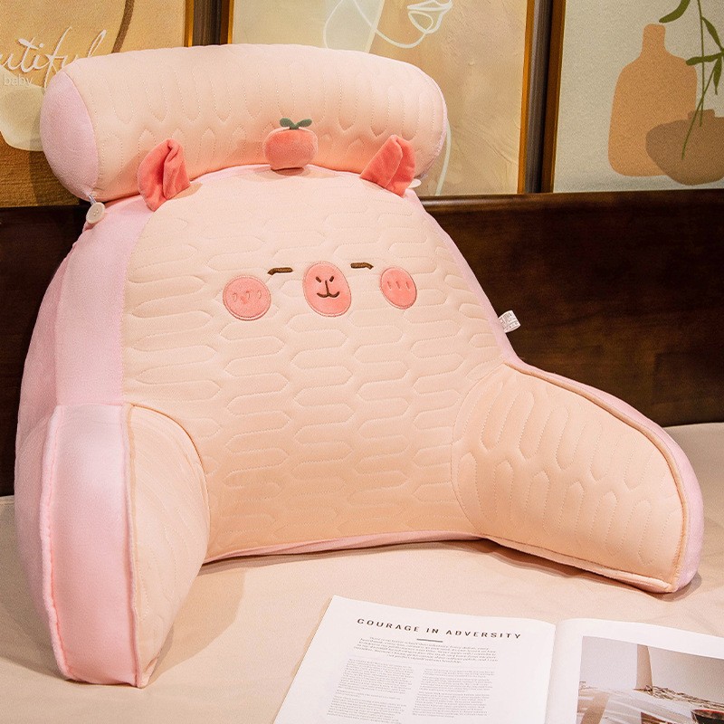 Perne Voiaj, Paturi si Textile - Perna Multifunctionala, Spatar pentru Pat, Protectie Lombara, Marime Medie, 60 x 40 cm, din Latex, Model Capybara cu Mar in Cap, Roz