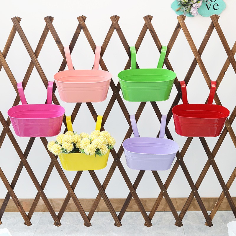 Articole pentru Gradina si Bricolaj - Decoratiune pentru ghivece cu flori, Model Galeata suspendata din fier, diverse culori, 28 cm