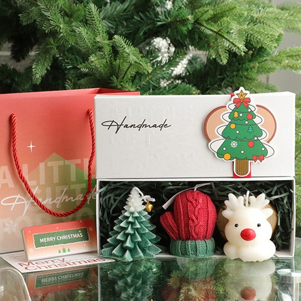 Lumanari - Lumanari Parfumate de Craciun, GIFT BOX din 3 Lumanari din Ceara de Soia, Model A Brad, Manusa, Ren, 22.5 x 9.5 x 9 cm, Multicolor