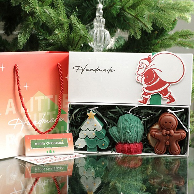 Lumanari - Lumanari Parfumate de Craciun, GIFT BOX din 3 Lumanari din Ceara de Soia, Model A Brad, Manusa, Omulet, 22.5 x 9.5 x 5 cm, Multicolor