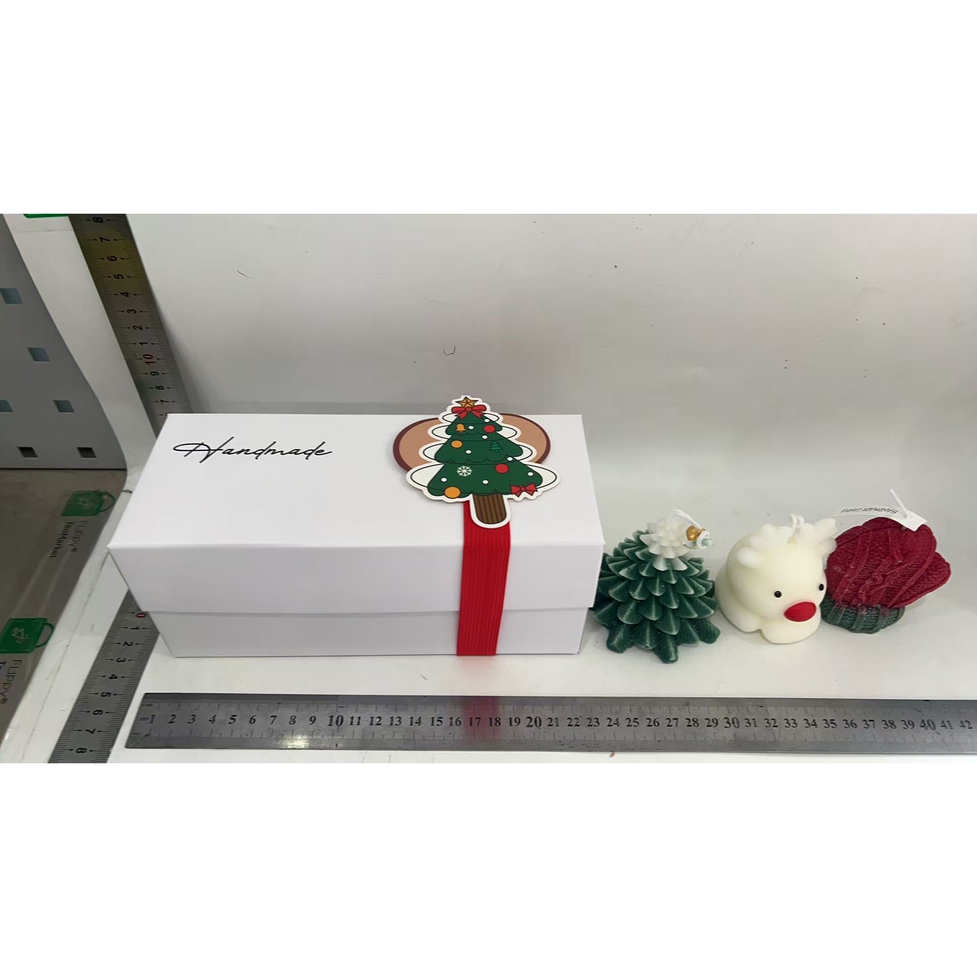 Lumanari Parfumate de Craciun, GIFT BOX din 3 Lumanari din Ceara de Soia, Model A Brad, Manusa, Ren, 22.5 x 9.5 x 9 cm, Multicolor [2]