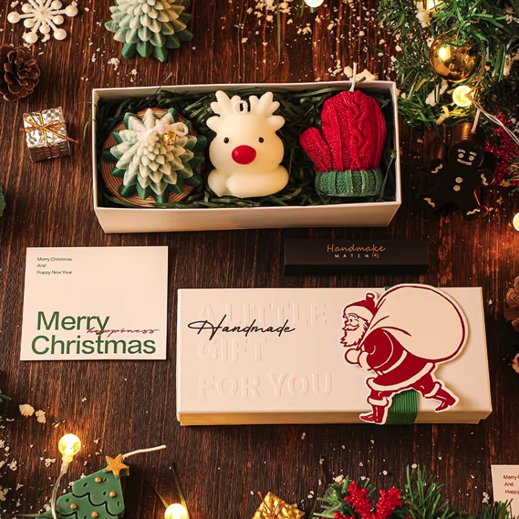 Lumanari Parfumate de Craciun, GIFT BOX din 3 Lumanari din Ceara de Soia, Model A Brad, Manusa, Ren, 22.5 x 9.5 x 9 cm, Multicolor [1]