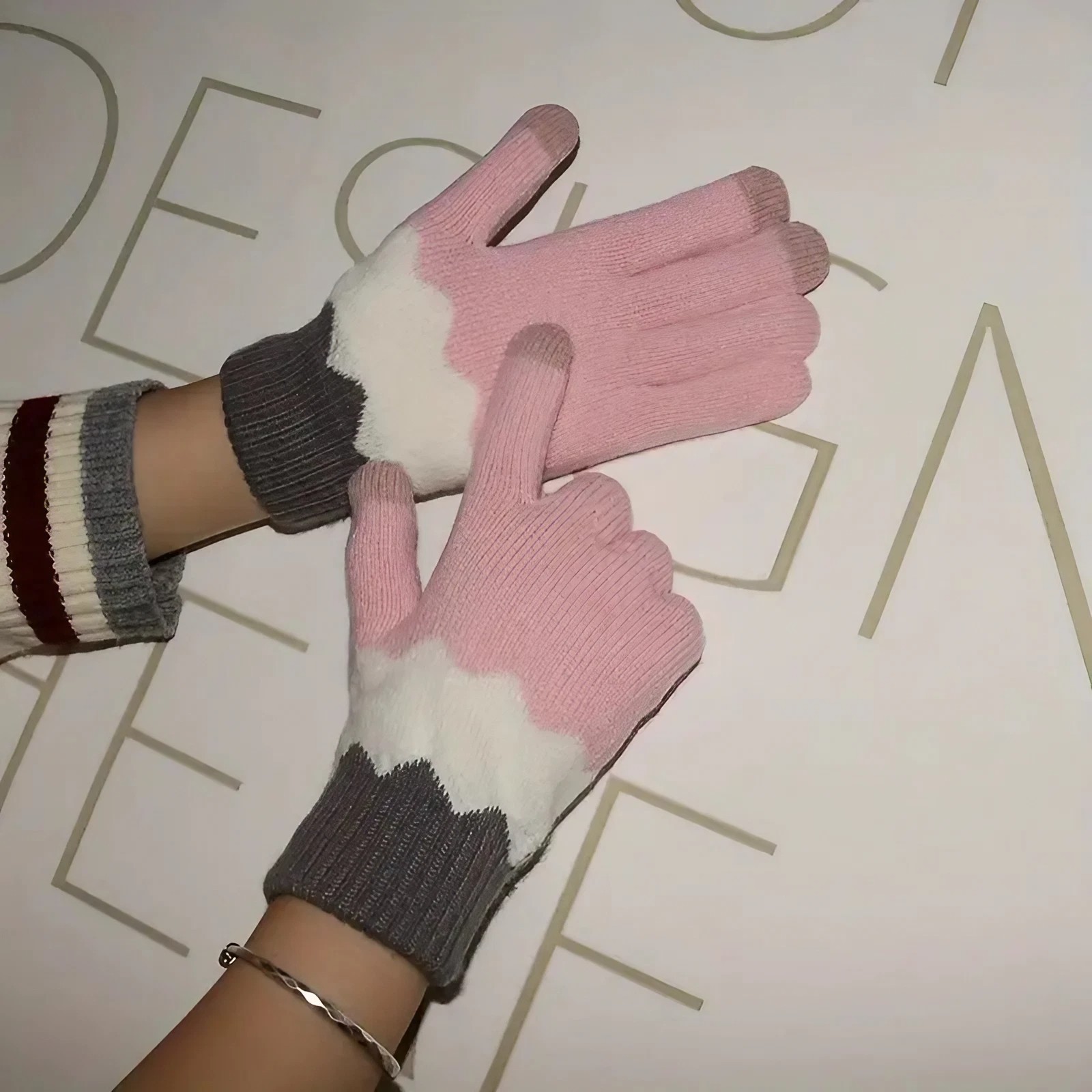 Manusi de Dama, Model Ondulat, Functie Touchscreen (ecran tactil), Material Acril Tricotat, Manseta Elastica, Interior Catifelat, Marime Universala, Roz/Gri [5]