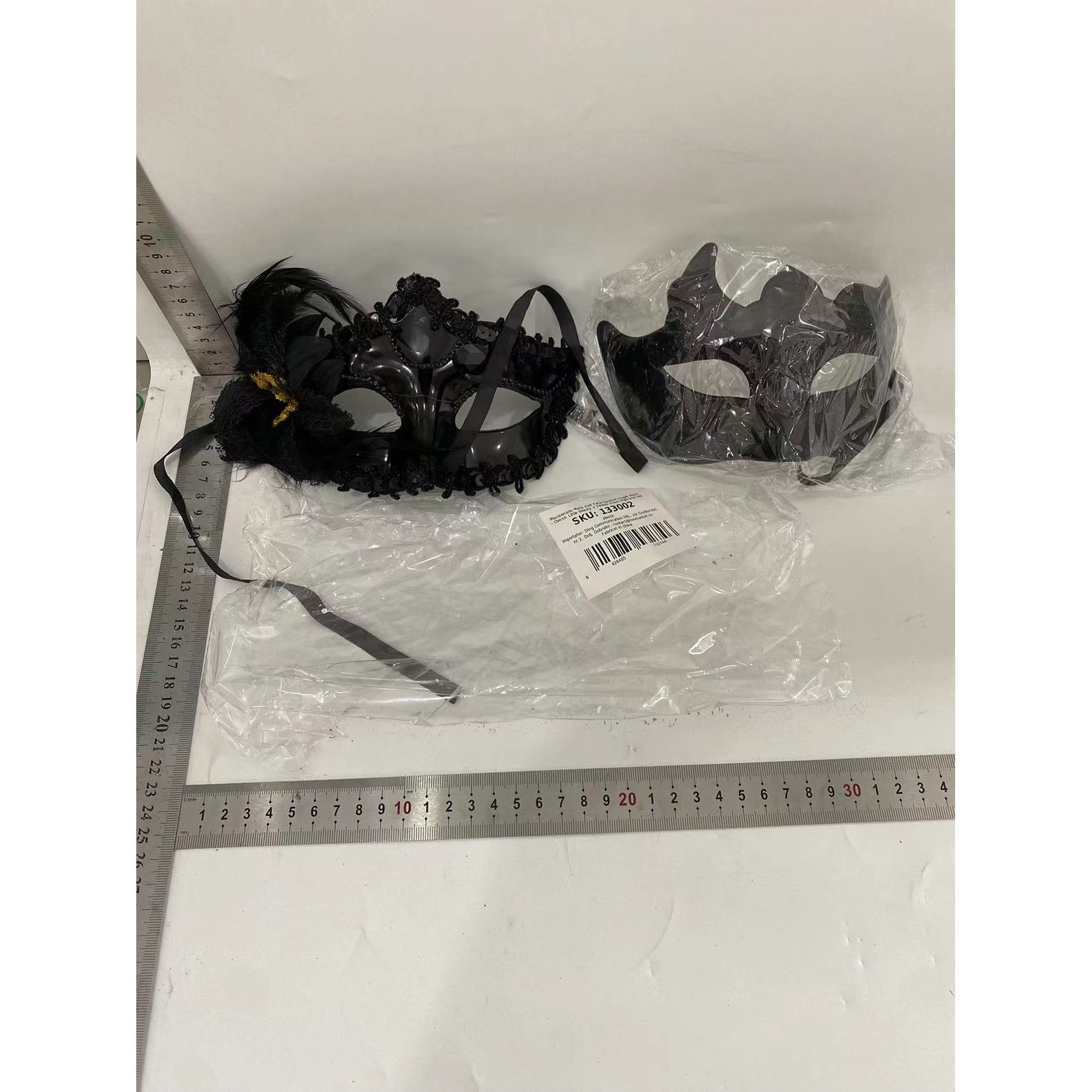 Set 2 Masti de Cuplu, pentru Carnaval, Bal Mascat, Marime Universala, Model Floare Laterala si Margele, Model Clasic, Negru texturat [1]