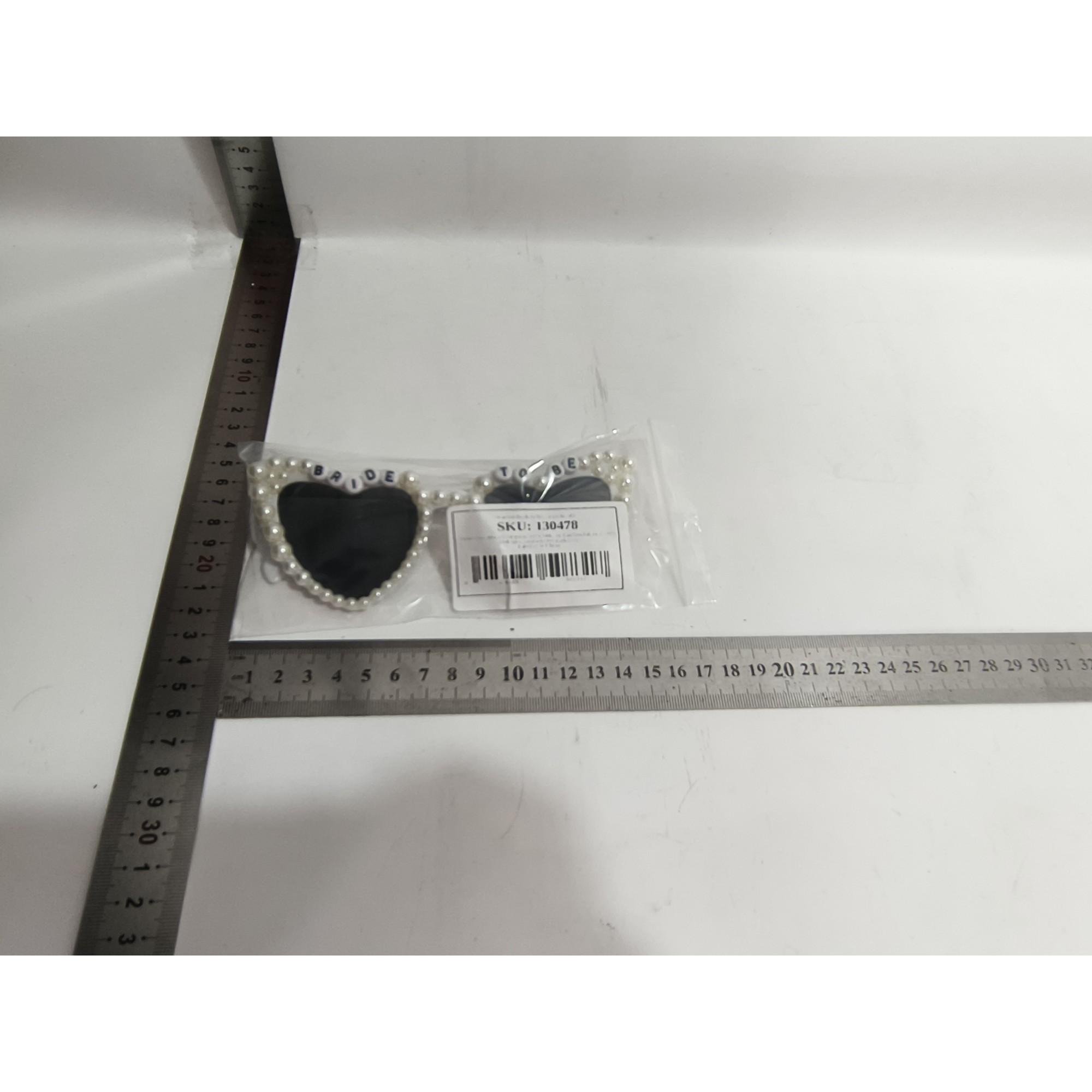 Ochelari in Forma de Inima, pentru Petrecerea Burlacitelor, Tematica Nunta, Protectie Soare, 15.3x5.7x14.5 cm, Scris Bride to Be cu Perle, Alb [1]