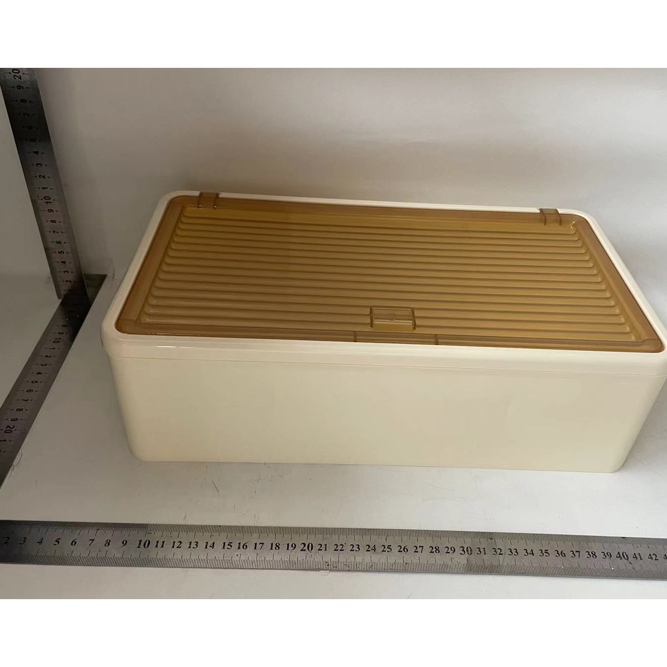 Organizator Cosmetice, Montare pe Perete fara Perforare, 36.5x10.9x20 cm, cu 3 Rafturi, din PP si ABS, Bej, Usa Transparenta [1]