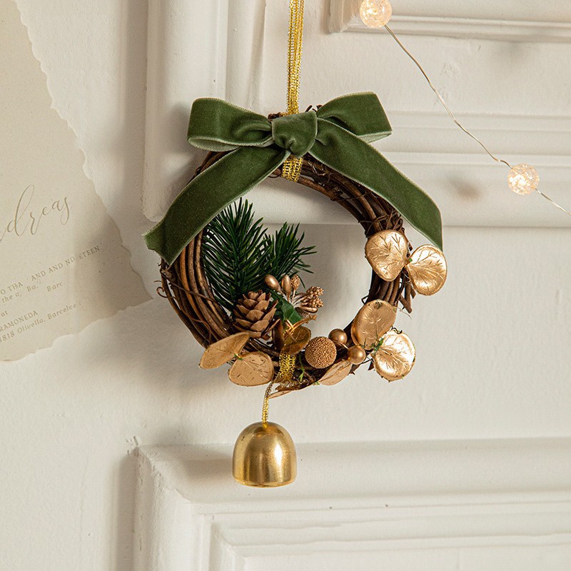 Ornamente Brad - Ornament de Brad, tip Coronita de Craciun cu 1 Clopotel cu Flori Aurii si Conuri de Brad, Panglica Verde de Velvet, 14 x 10 cm, Verde