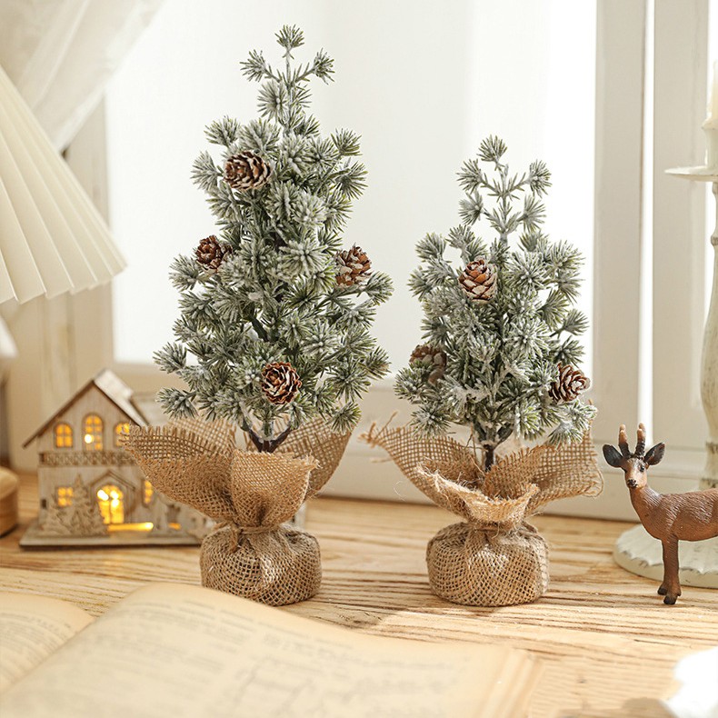 Decoratiune Craciun pentru Masa, Ornament de Decor Model Brad de Craciun de Dimensiuni Mici cu Fulgi Albi, pentru Birou si Interior, din Plastic Calitativ 27 cm, Verde Alb [3]