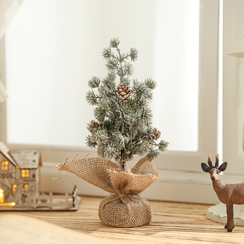 Decoratiune Craciun pentru Masa, Ornament de Decor Model Brad de Craciun de Dimensiuni Mici cu Fulgi Albi, pentru Birou si Interior, din Plastic Calitativ 20 cm, Verde Alb [2]