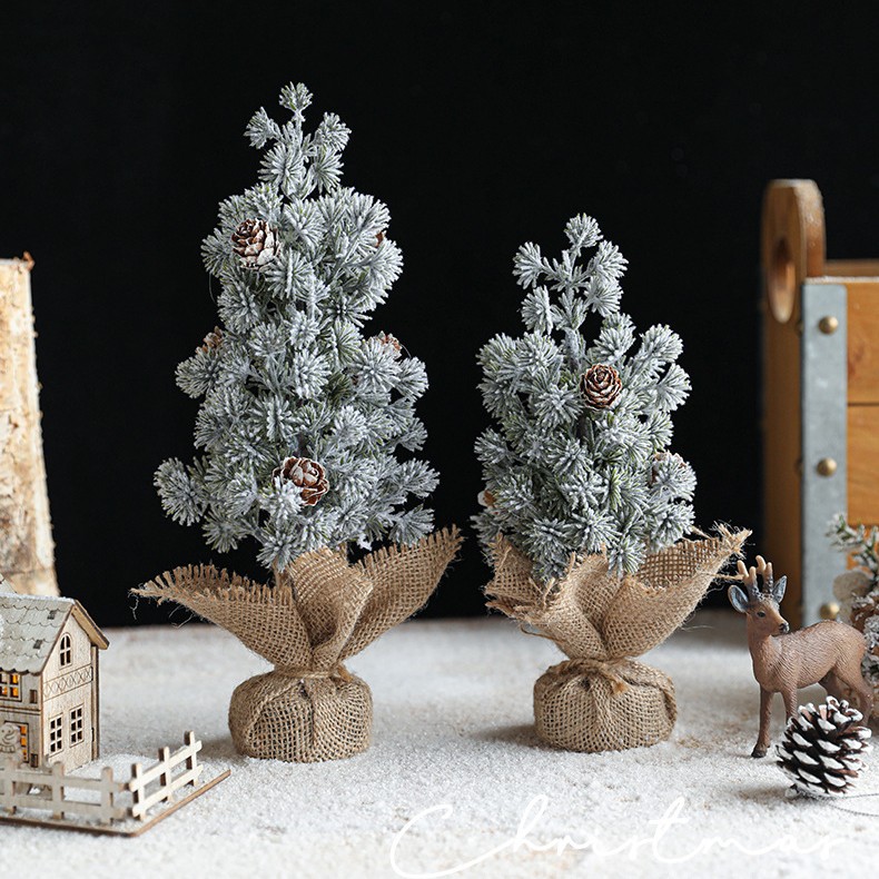 Decoratiune Craciun pentru Masa, Ornament de Decor Model Brad de Craciun de Dimensiuni Mici cu Fulgi Albi, pentru Birou si Interior, din Plastic Calitativ 27 cm, Verde Alb [4]