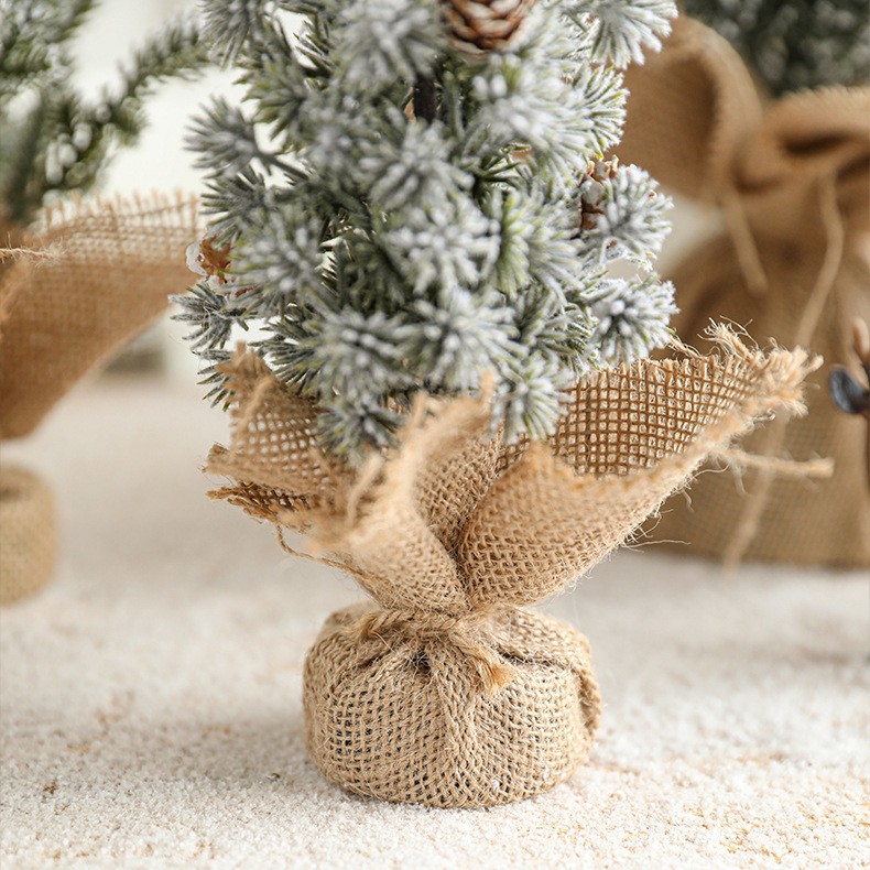 Decoratiune Craciun pentru Masa, Ornament de Decor Model Brad de Craciun de Dimensiuni Mici cu Fulgi Albi, pentru Birou si Interior, din Plastic Calitativ 20 cm, Verde Alb [3]