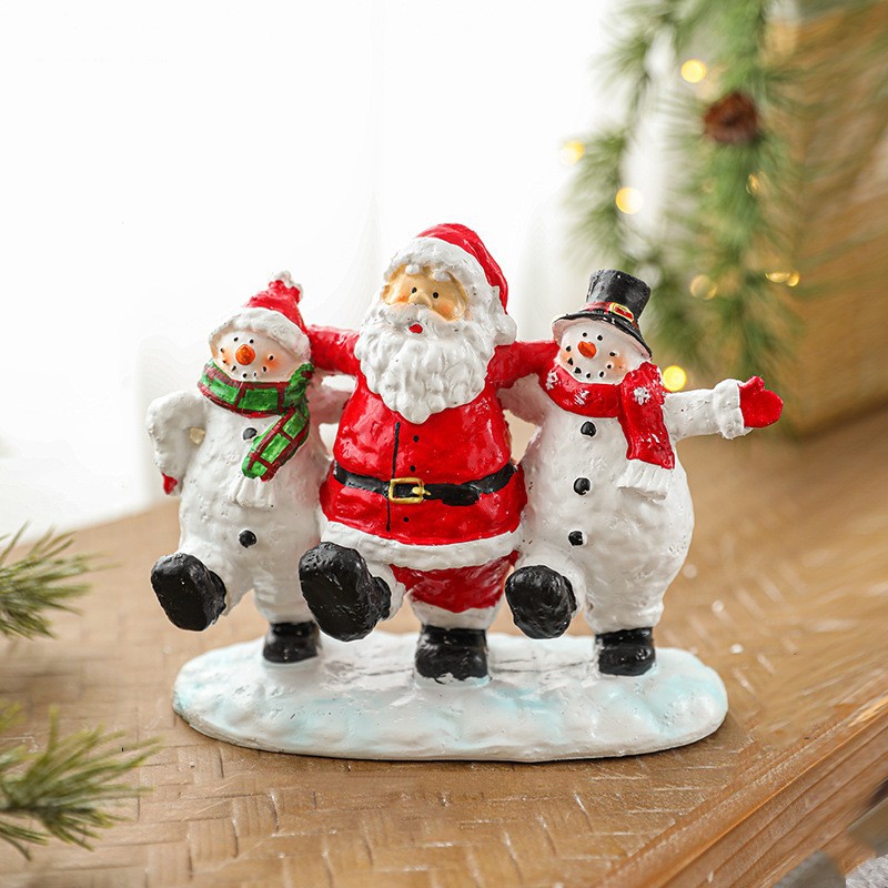 Decoratiuni Craciun - Ornament Decoratiune de Craciun, Decoratiune Mica pentru Craciun din Rasina, Model Mos Craciun cu Oameni de Zapada, 16 x 18 x 8 cm, Rosu Alb