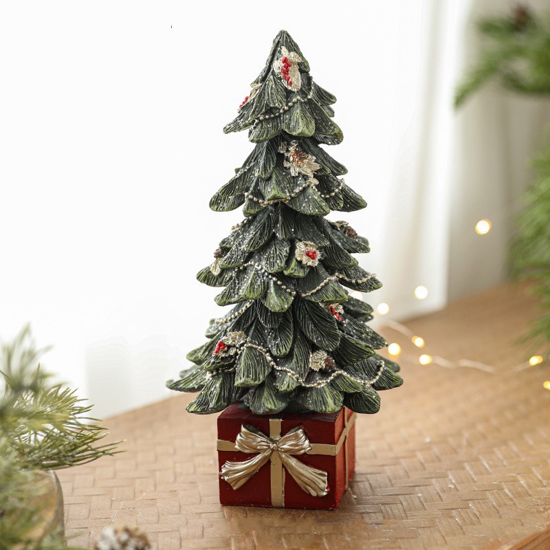 Decoratiuni Craciun - Ornament Decoratiune de Craciun, Decoratiune Mica pentru Craciun din Rasina, Model Brad Impodobit cu Cadouri, 26.5 x 13 x 13 cm, Verde