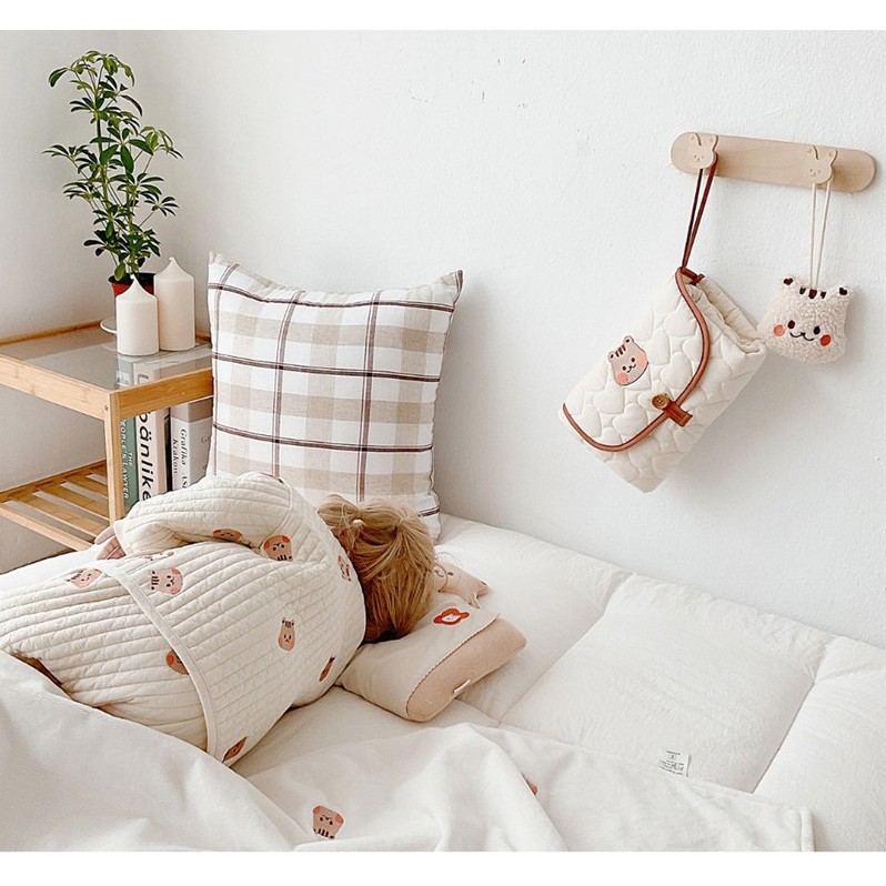 Patura Multifunctionala, pentru Schimbat Scutec, Impermeabila, din Bumbac, 50 x 70 cm, Portabila, Model Veverita, Bej [1]