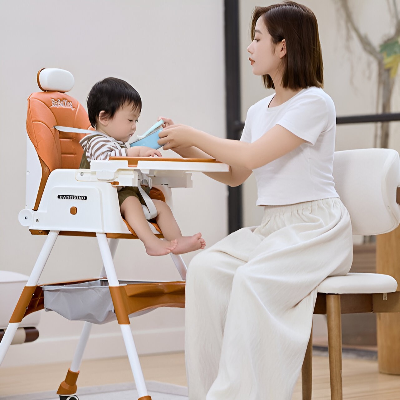 Scaun de Masa pentru Bebelusi si Copii cu Roti, cu Tetiera, Telescopic, Pliabil, Masuta Reglabila, Suport Picioare, Scaun cu Invelis Piele Artificiala, Centura Siguranta, Spatiu Depozitare, 97 x 73 x 65 cm, Maro [3]