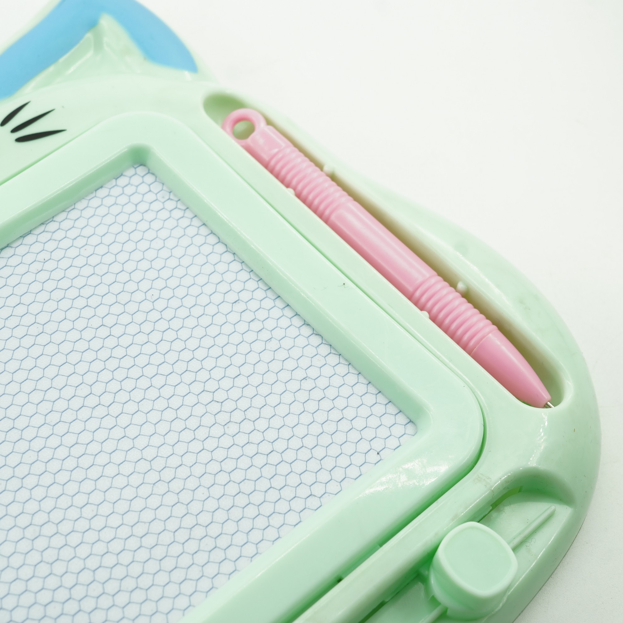 Tablita Magnetica de Scris si Desenat, Model Pisica, cu Creion, Dimensiuni 23.2x18.5 cm, Suprafata Desen 14.6x10.4 cm, Dezvolta Imaginatia si Creativitatea, Incurajeaza Exersarea Scrisului, Verde [1]