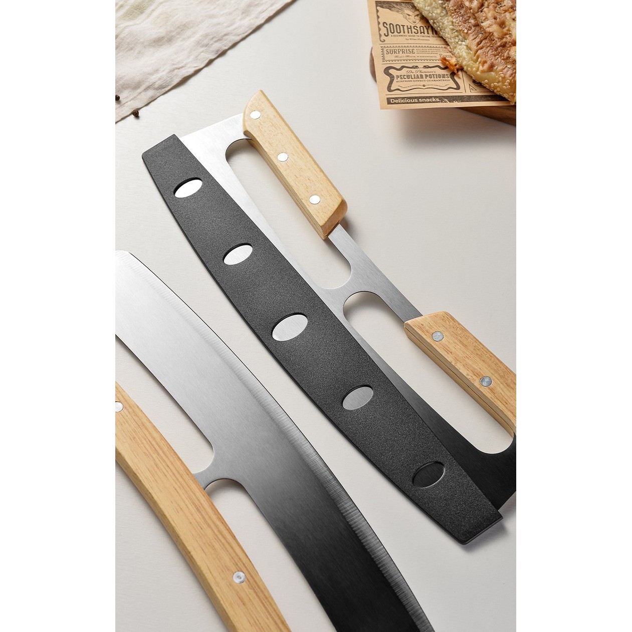 Taietor Feliator de Pizza, din Otel Inoxidabil, cu Capac, Maner din Doua Bucatie, din Lemn, Antialunecare, Lama Neteda si Ascutita, 34x10 cm, Maro [5]