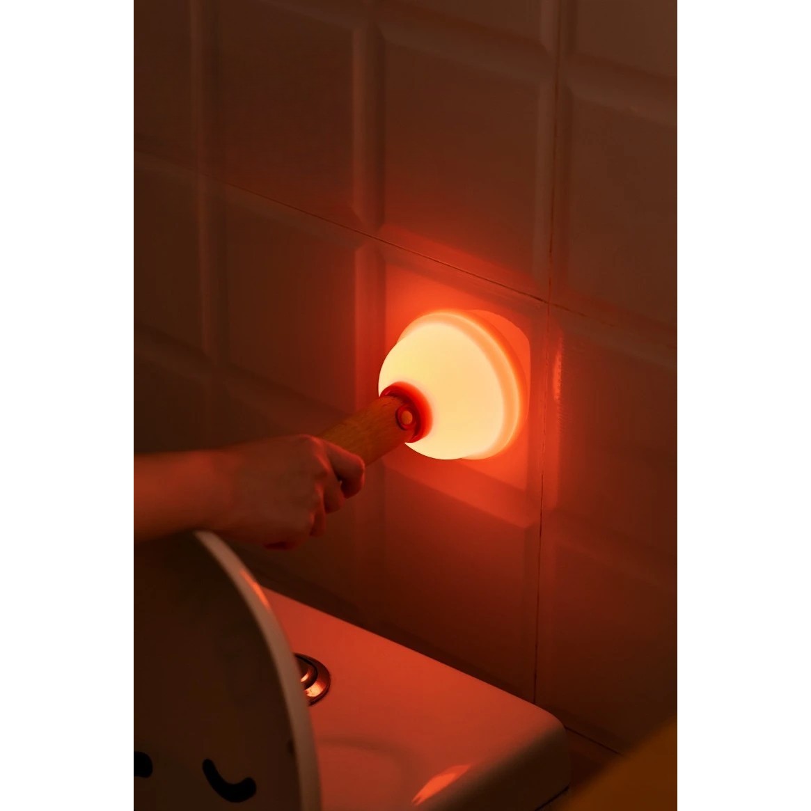 Lampa Nocturna, Model Ventuza de Toaleta, Alimentare USB, din Lemn si Silicon, 16 x 9 cm, Portocaliu [2]