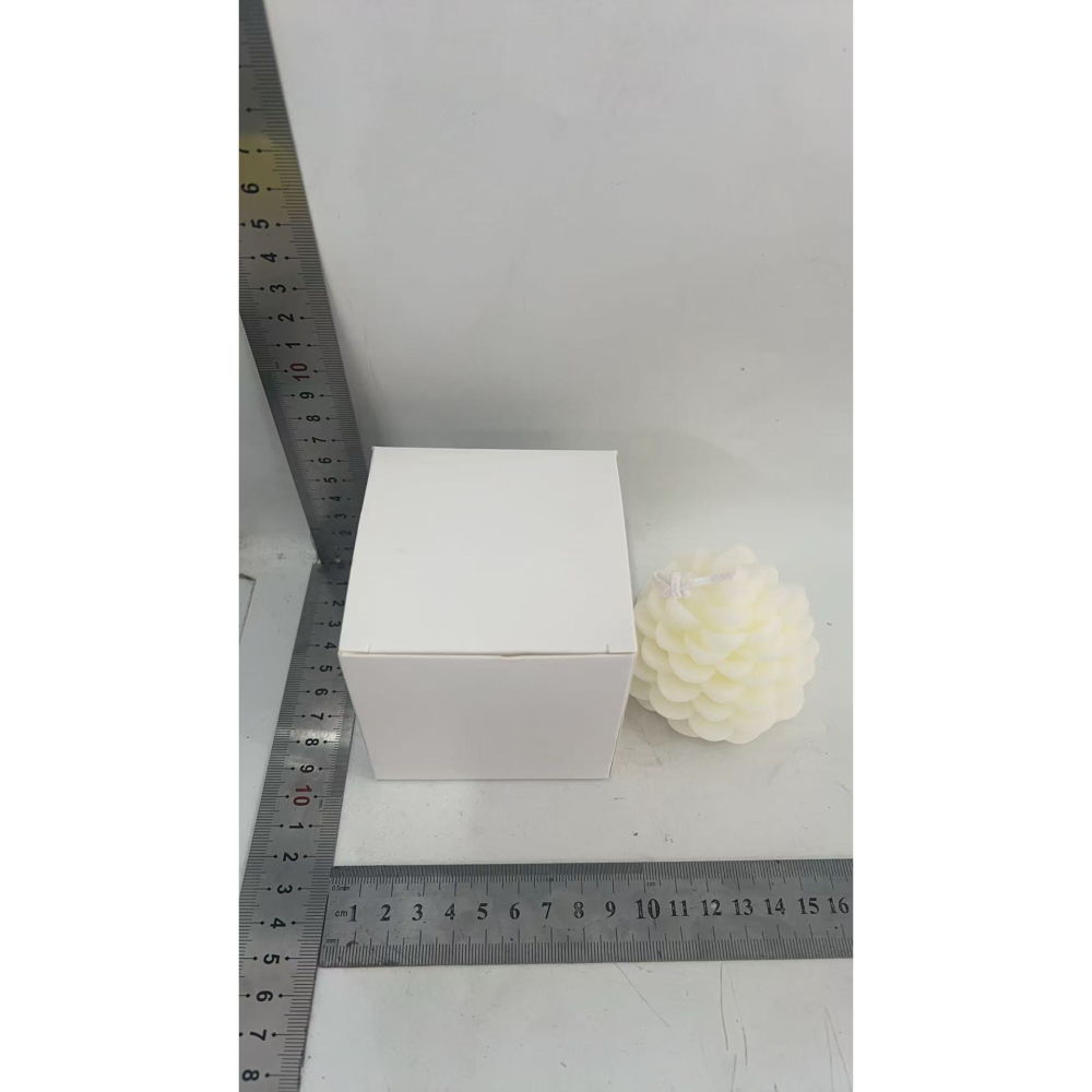 Lumanare Parfumata de Craciun, Model Con de Pin, din Ceara de Soia, Cadou Creativ Handmade de Craciun, 7 x 6.5 x 6.5 cm, Alb [4]