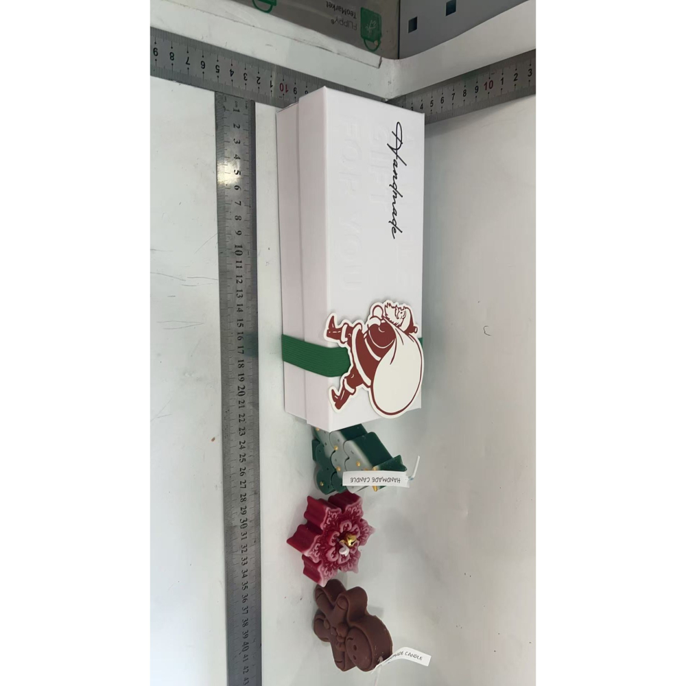 Lumanari Parfumate de Craciun, GIFT BOX din 3 Lumanari din Ceara de Soia, Model C Brad, Floare, Om de Turta Dulce, 22.5 x 9.5 x 5 cm, Multicolor [2]