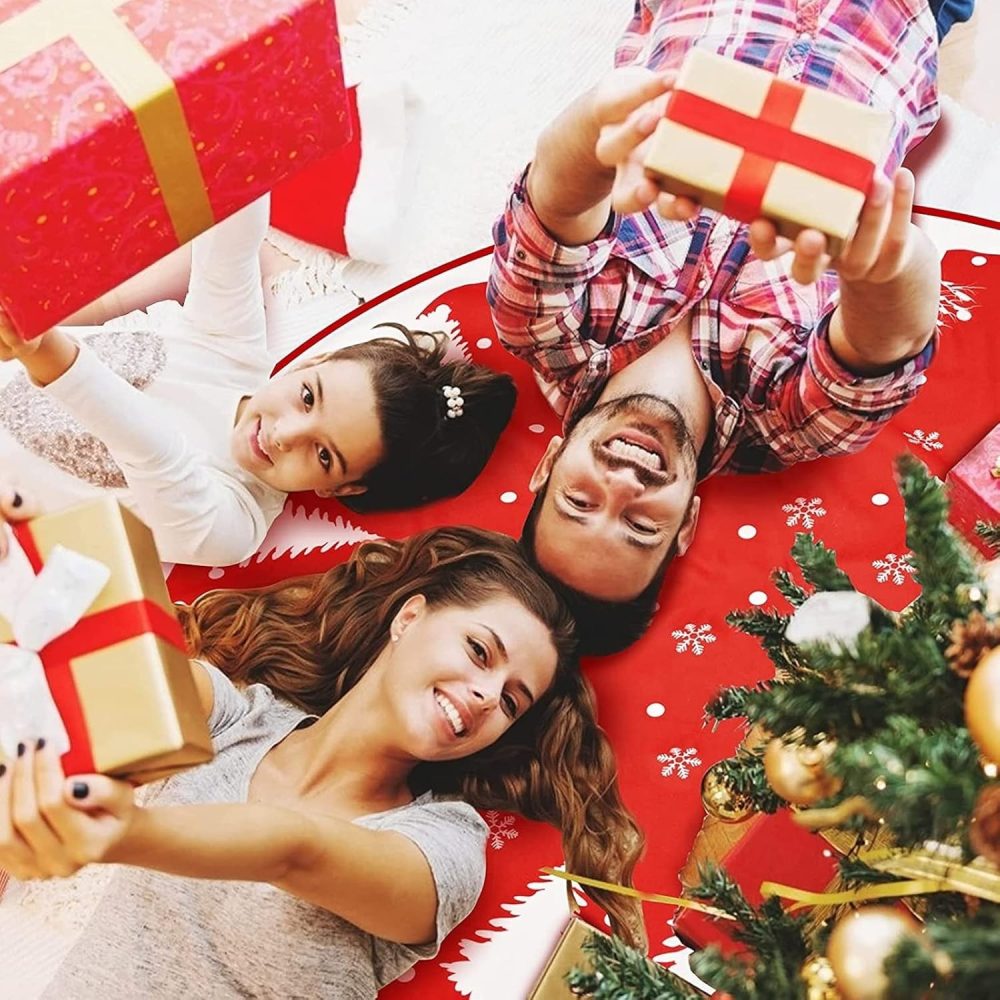 Covoras pentru Bradul de Craciun, din Tesatura Pufoasa, cu Fundite de Prindere, Model Brazi, Rosu/Alb, Diametru 90 cm [9]