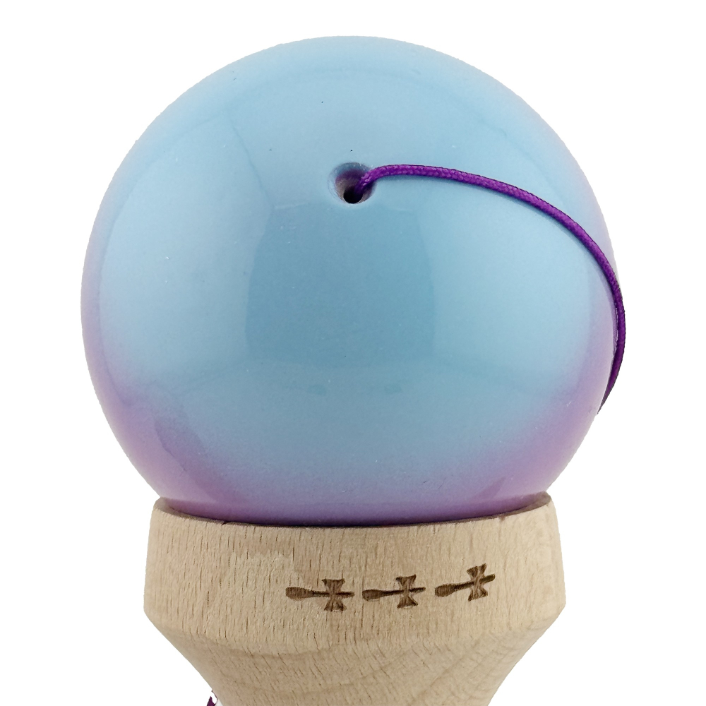 Kendama X Originala, Profesionala, Super Sticky cu Cupe Mari KING SIZE V3, Gaura in Baza, Rulment Metalic, din lemn 18 cm, Ata 62/65 cm, Gradient Albastru/Mov/Roz [10]