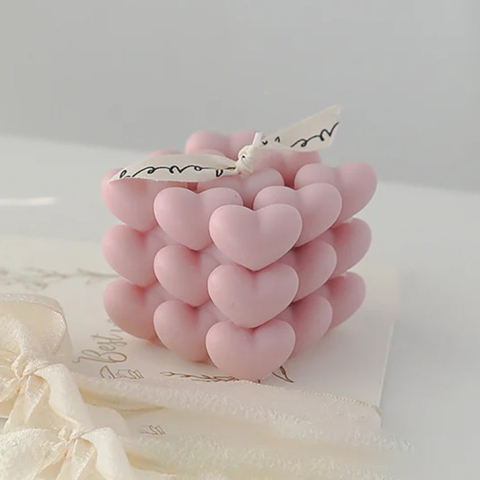 Lumanari - Lumanare Parfumata Decorativa, Model Abstract Cub din Inimioare, Lumanare pentru Diferite Ocazii, 6 x 5.5 cm, Aroma de Oregano si Narcise, Roz