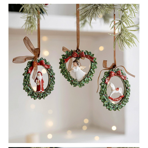 Decoratiune de Craciun, pentru Brad, Model Ghirlanda cu Mos Craciun, 8 x 6.5 cm, din Rasina, Multicolor [2]