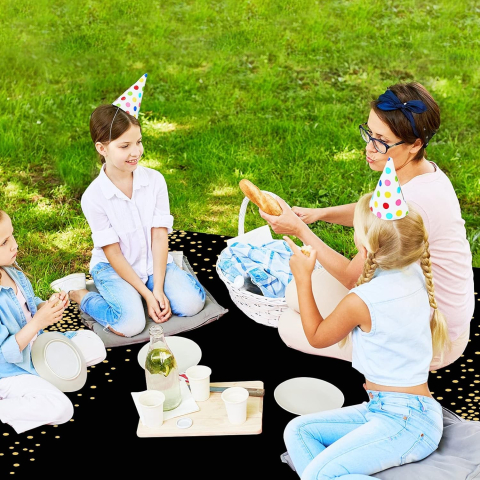 Fata de Masa, din PEVA, Imprimeu Buline Aurii, 137 x 274 cm, Impermeabila, Fara Pete, Curatare Rapida, Negru [3]