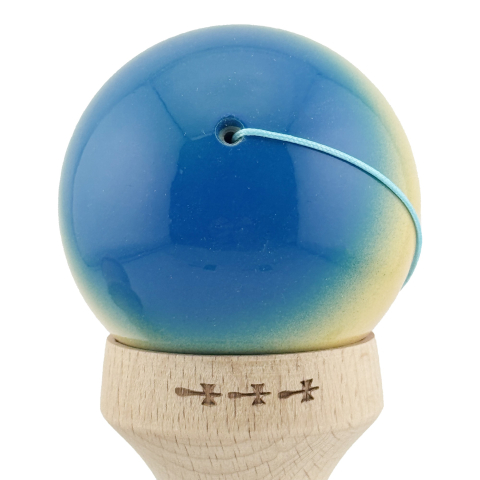 Kendama X Originala, Profesionala, Super Sticky cu Cupe Mari KING SIZE V3, Gaura in Baza, Rulment Metalic, din lemn 18 cm, Ata 62/65 cm, Gradient Albastru/Galben/Rosu [9]