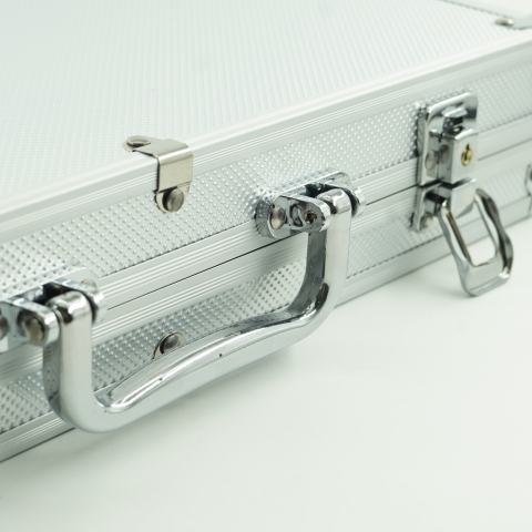 Set de Poker Complex cu 300 de jetoane Include 2 seturi de carti, 5 zaruri, Echipat cu servieta de aluminiu cu dimensiunile 39x7x27 cm [1]