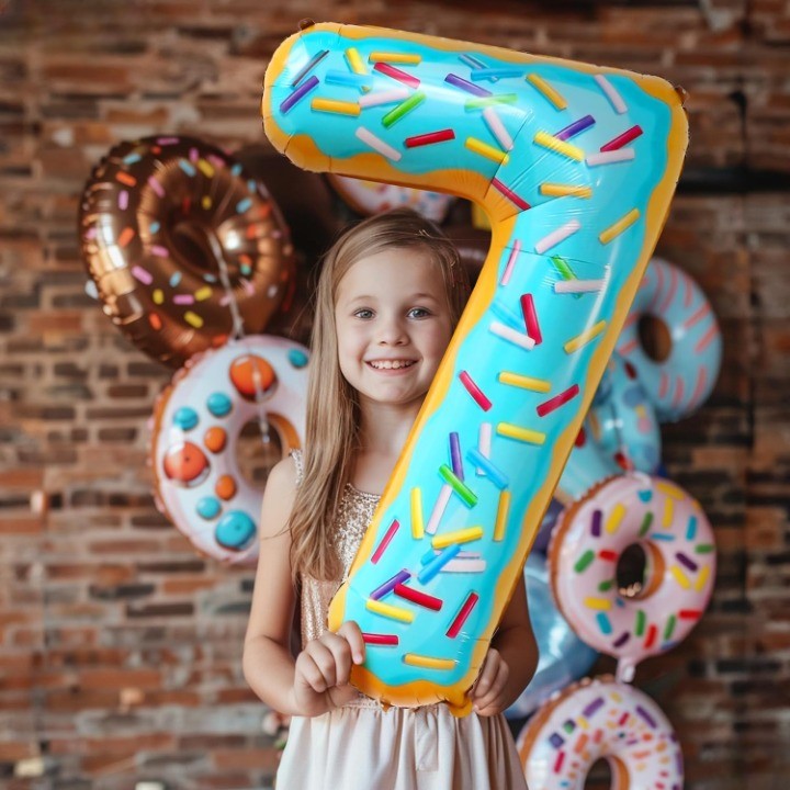 Balon din Folie Metalizata Figurina Cifra, Imprimeu Gogosi, Tema Aniversare 100 cm, Ambalaj Individual, Pai inclus, Umflare cu Aer sau Heliu, Multicolor, Cifra 7 [2]