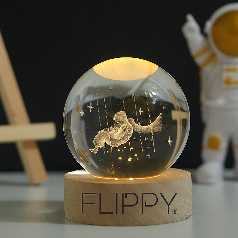 Lampa LED Decorativa, cu Bila de Cristal cu Diametru 6cm, Model Micul Print 3D, Alimentare USB, Suport din Lemn, Lumina Alb Cald [3]