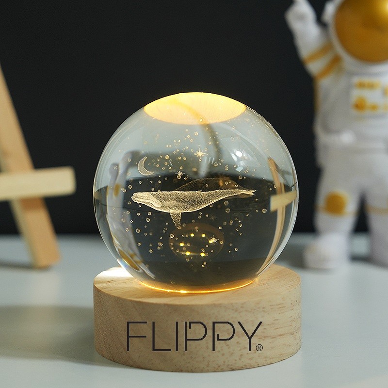 Lampa LED Decorativa, cu Bila de Cristal cu Diametru 6cm, Model Balena 3D, Alimentare USB, Suport din Lemn, Lumina Alb Cald [2]