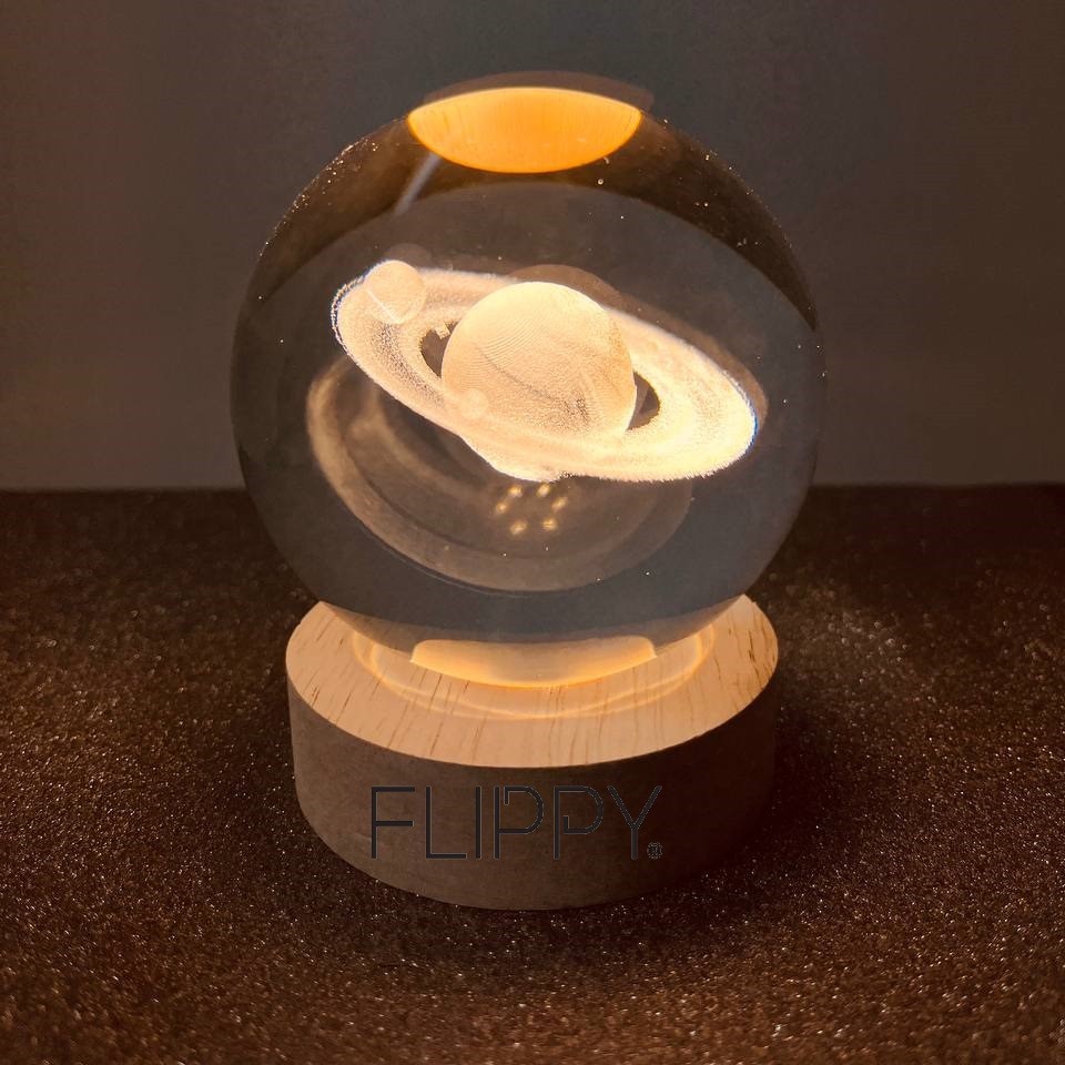 Lampa LED Decorativa, cu Bila de Cristal cu Diametru 6cm, Model Saturn 3D, Alimentare USB, Suport din Lemn, Lumina Alb Cald [4]