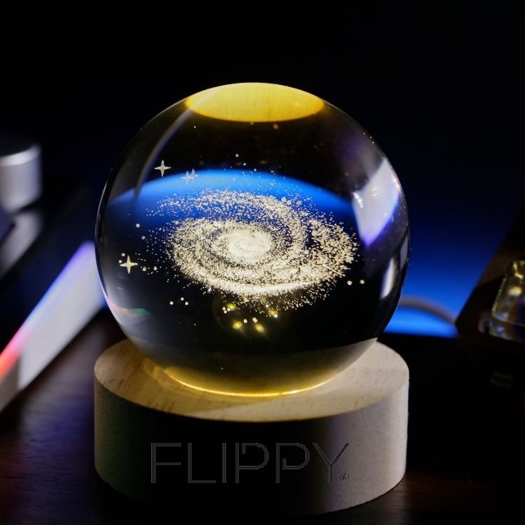 Lampa LED Decorativa, cu Bila de Cristal cu Diametru 6cm, Model Galaxie 3D, Alimentare USB, Suport din Lemn, Lumina Alb Cald [1]