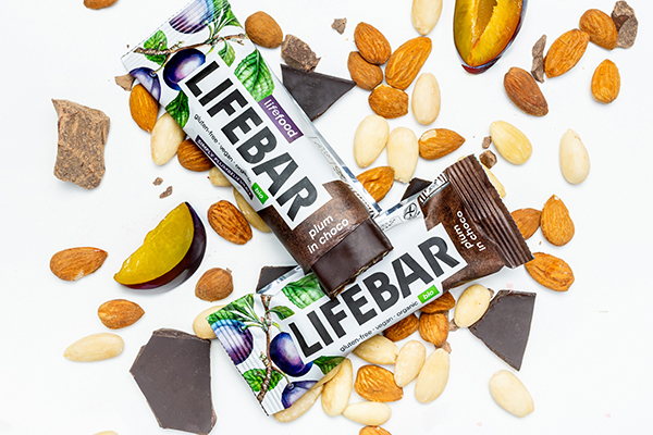 Baton cu prune învelit în ciocolată bio 40g Lifebar [2]