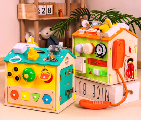 Jucării pentru bebeluși - Căsuță Montessori din Lemn – Busy Board 3D Interactiv 35×27×31 cm