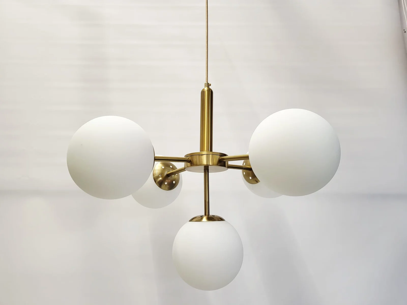 Lustră 1717/5 CP, 5xE27, Globuri Sticlă Albă, Metal Auriu, Design Elegant [2]