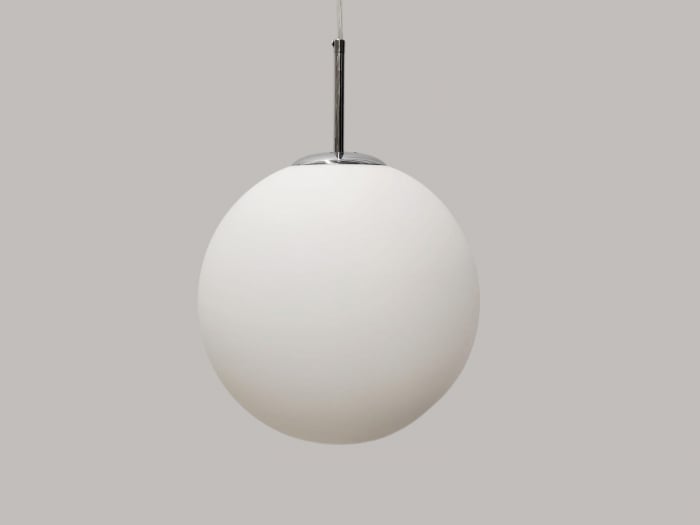 Pendul 8001/300 cu abajur alb mat Ø30 cm, cablu reglabil până la 150 cm, finisaj auriu sau crom. Elegant și versatil, ideal pentru dining, living sau dressing. [3]